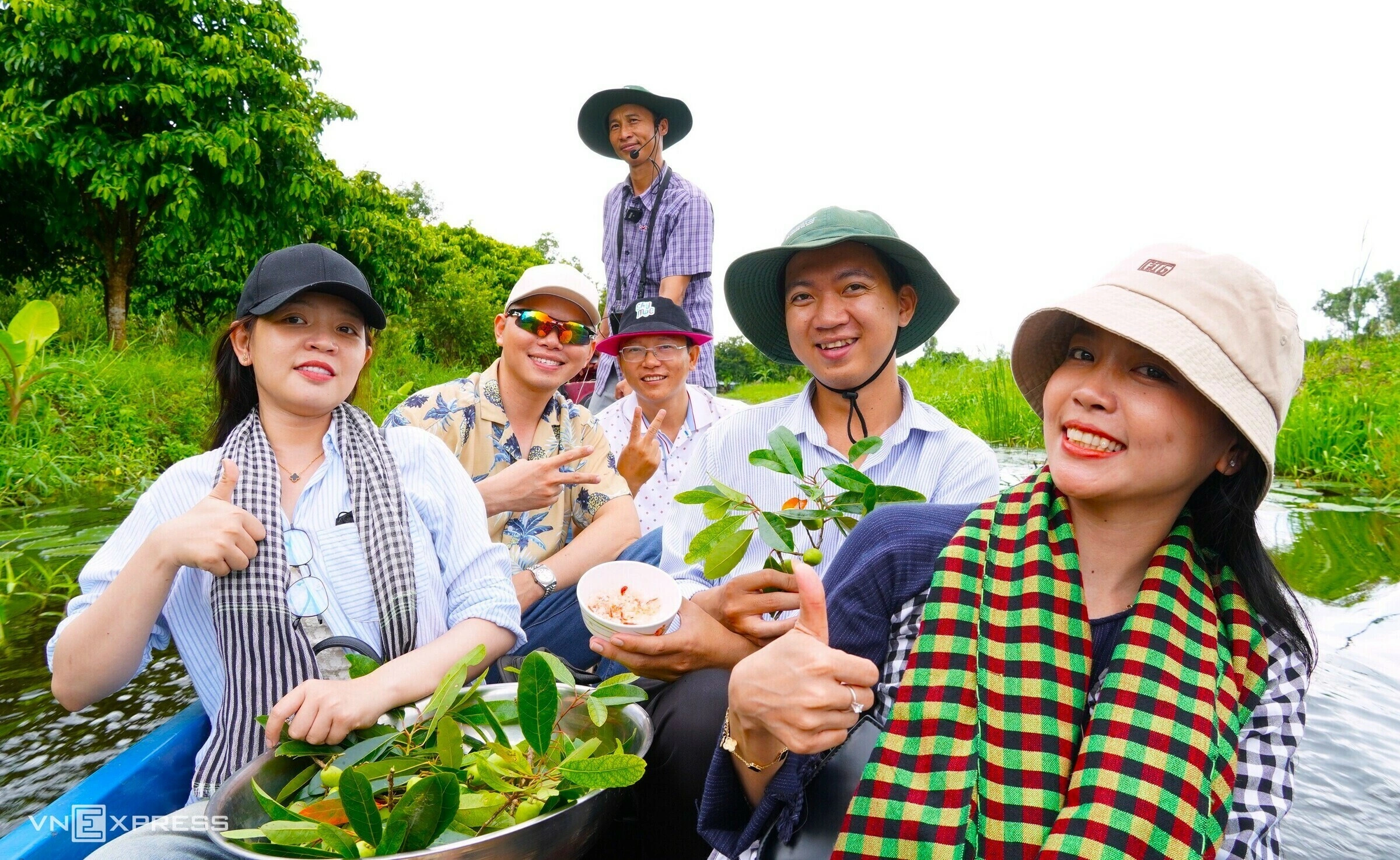 Hình minh họa: Đặt trúm bắt lươn giữa rừng U Minh Hạ