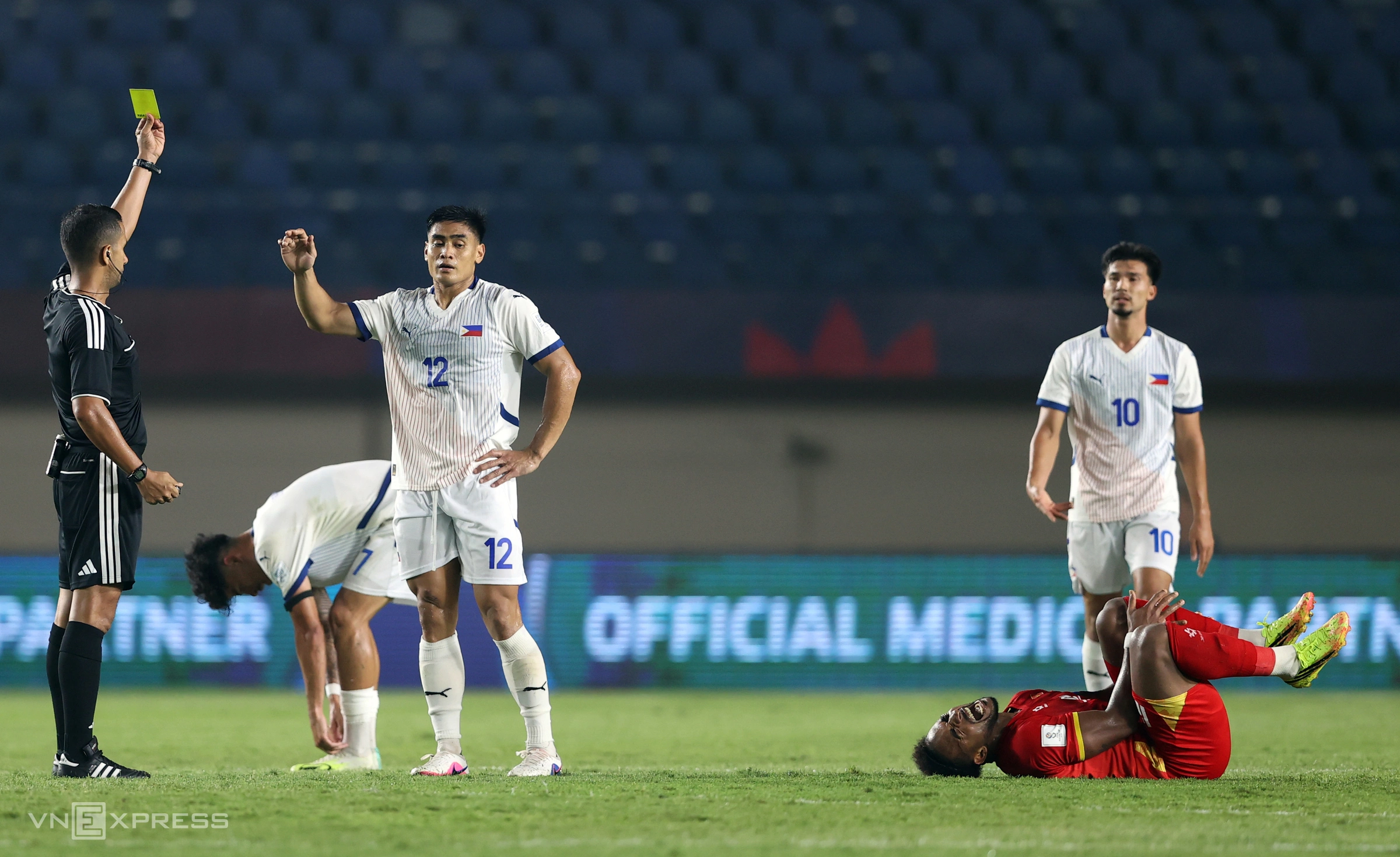 Hình minh họa: Xuân Son bật khóc khi rời sân ở FIFA ASEAN Cup