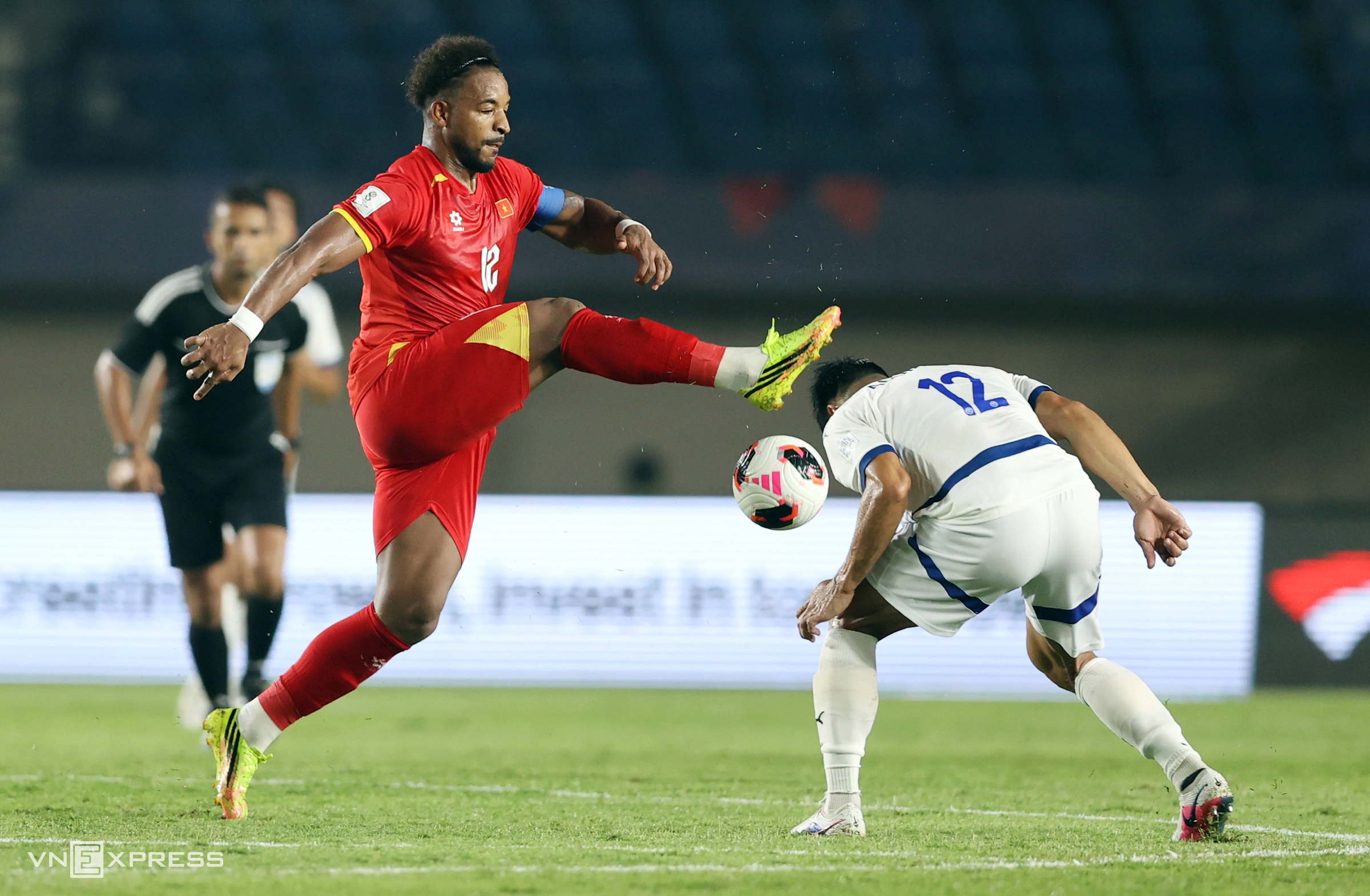 Hình minh họa: Xuân Son bật khóc khi rời sân ở FIFA ASEAN Cup