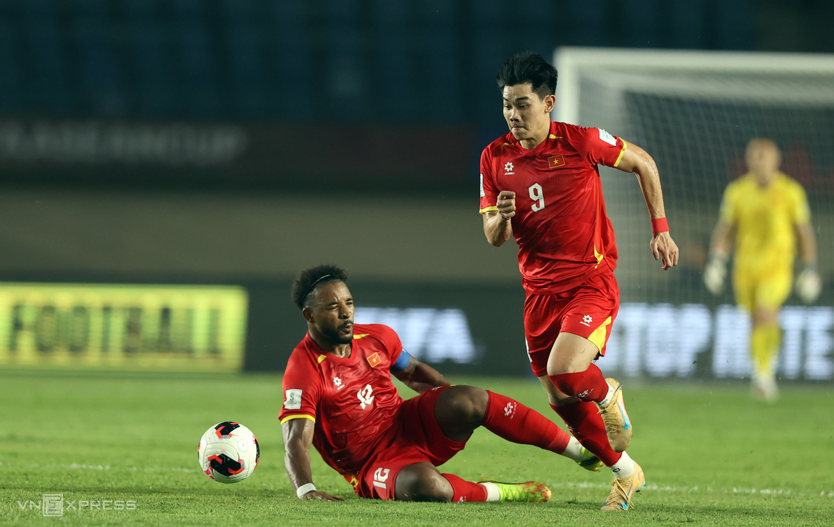 Hình minh họa: Xuân Son bật khóc khi rời sân ở FIFA ASEAN Cup