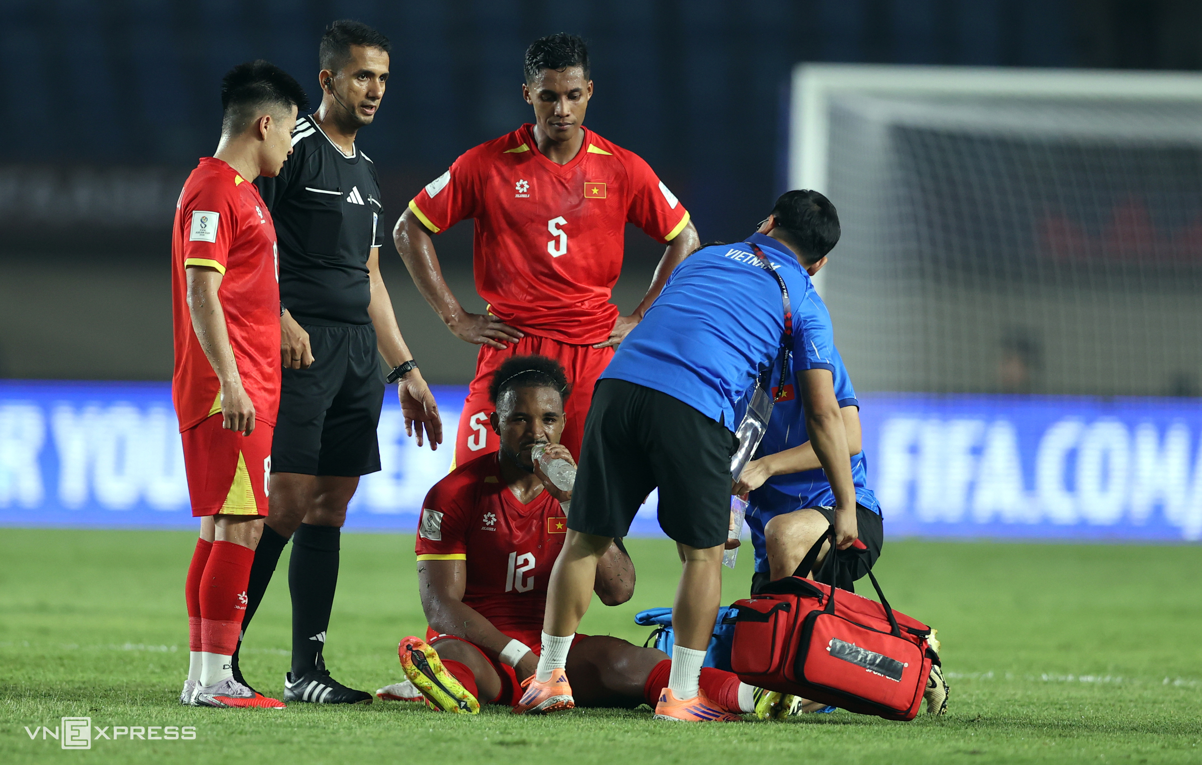 Hình minh họa: Xuân Son bật khóc khi rời sân ở FIFA ASEAN Cup