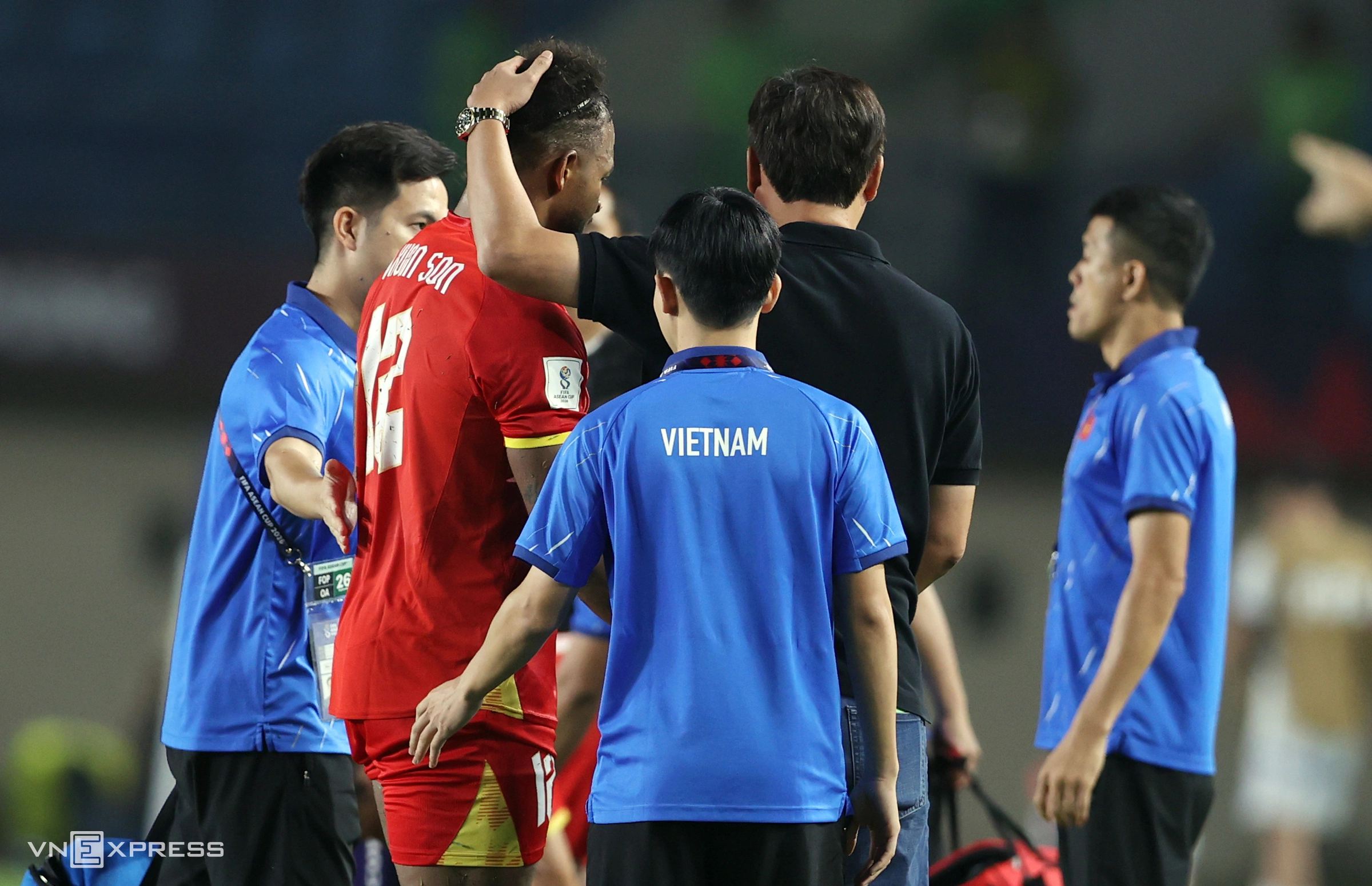 Hình minh họa: Xuân Son bật khóc khi rời sân ở FIFA ASEAN Cup