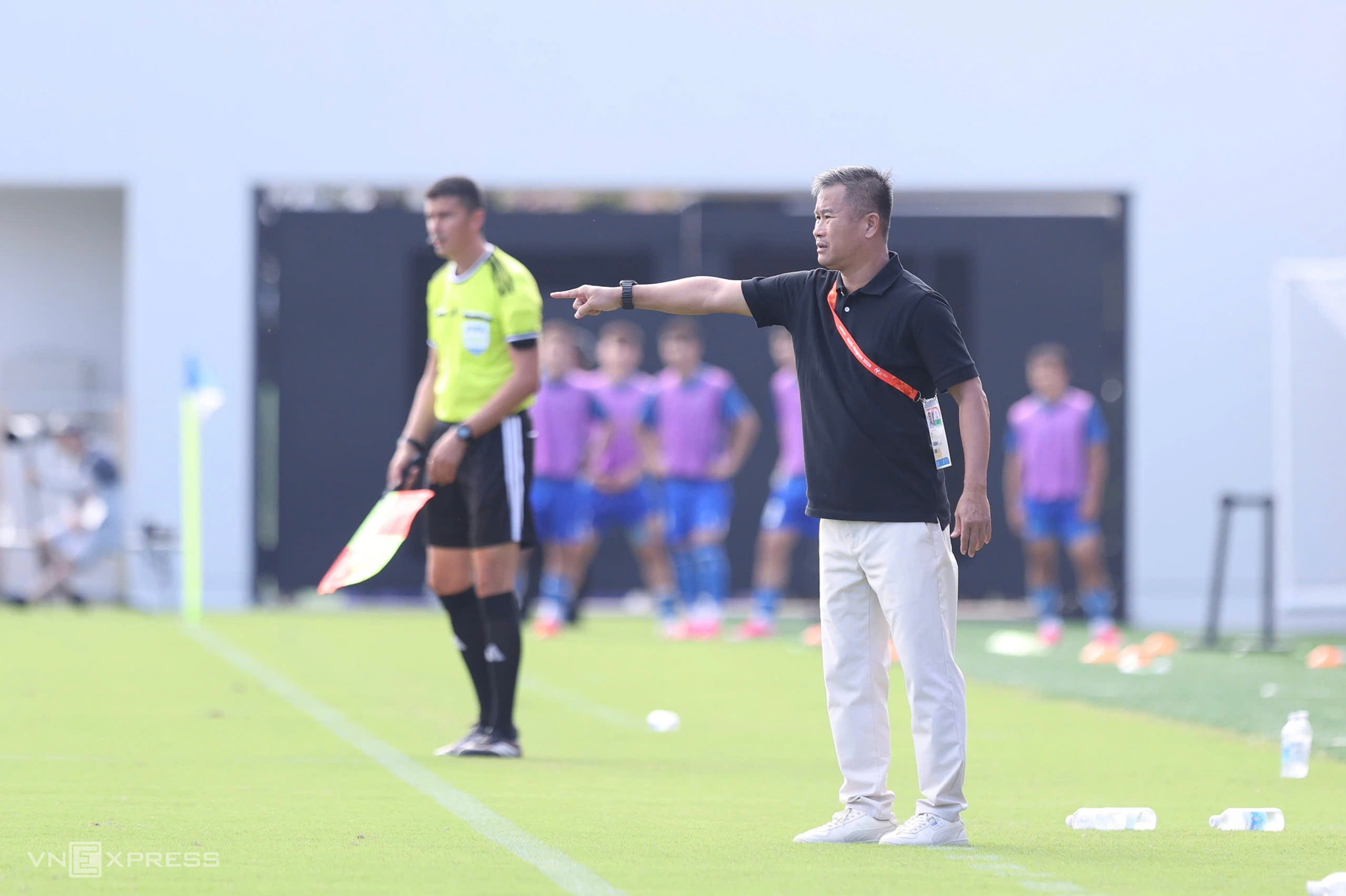 Hình minh họa: HLV Đinh Hồng Vinh chưa hài lòng dù vào tứ kết ASIAD 2026