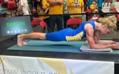 Cựu giáo viên 61 tuổi phá kỷ lục thế giới với 5 giờ plank liên tục