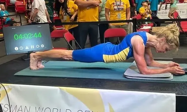 Cựu giáo viên 61 tuổi phá kỷ lục thế giới với 5 giờ plank liên tục
