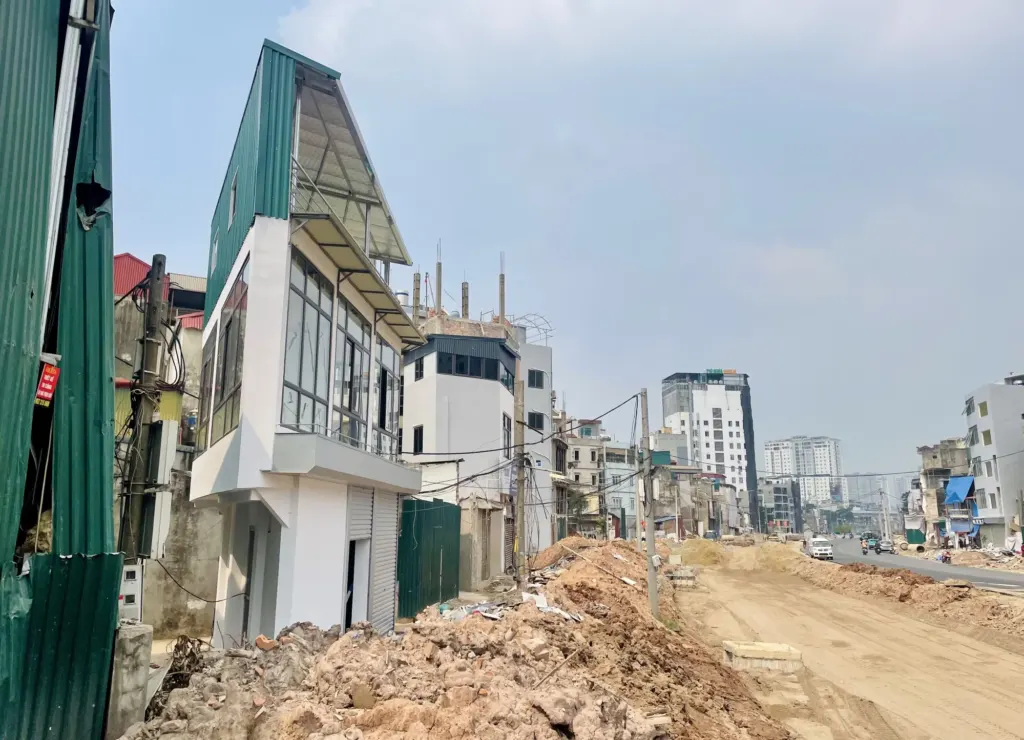 Hình minh họa: Gian nan xóa nhà siêu mỏng sau mở đường