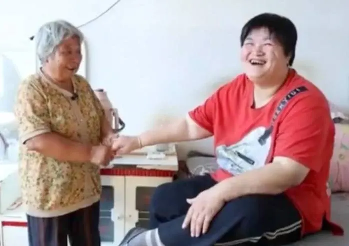 Hình minh họa: Mẹ chồng bón cháo, xoa bóp 17 năm kéo con dâu thoát cảnh sống thực vật