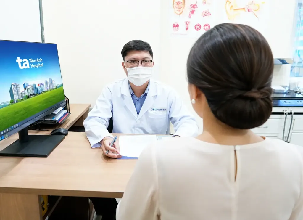 Hình minh họa: Nghẹt mũi khi ngửi mùi hoa sữa là do viêm mũi dị ứng?