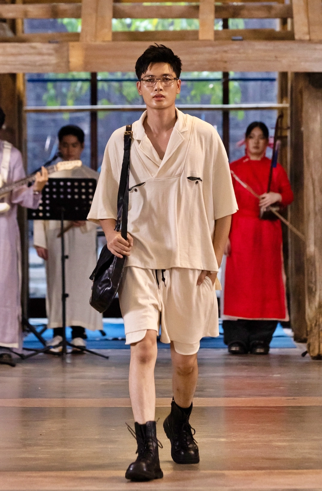 Hình minh họa: Trang phục làm từ vải thừa nhuộm củ nâu