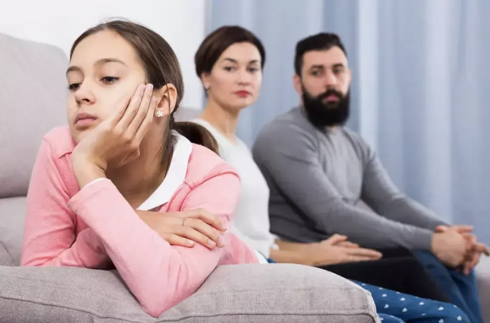 Hình minh họa: Trẻ em lợi dụng sự bất đồng của cha mẹ thế nào?
