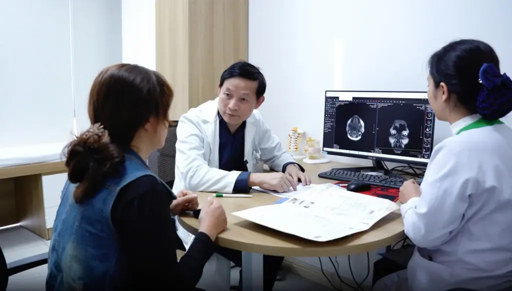 Hình minh họa: Phẫu thuật ít xâm lấn mở cơ hội điều trị bệnh cột sống