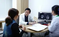 Phẫu thuật ít xâm lấn mở cơ hội điều trị bệnh cột sống