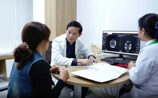 Phẫu thuật ít xâm lấn mở cơ hội điều trị bệnh cột sống