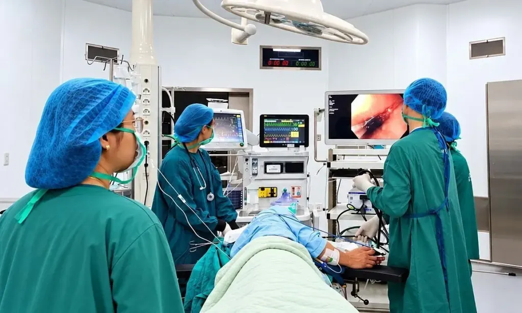 Hình minh họa: Lưỡi dao lam ‘bí ẩn’ bất ngờ lọt vào thực quản người đàn ông