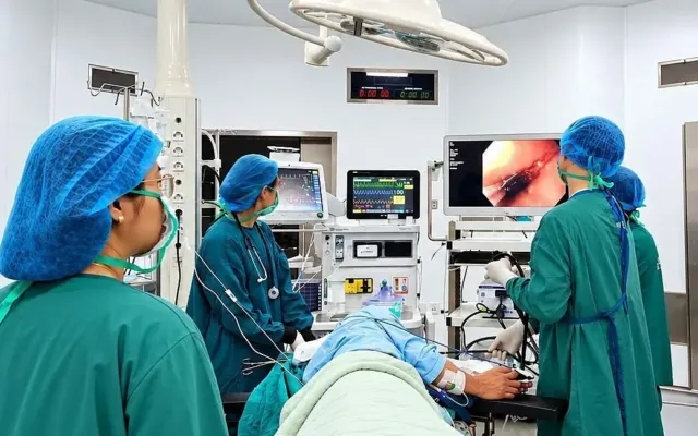 Lưỡi dao lam ‘bí ẩn’ bất ngờ lọt vào thực quản người đàn ông
