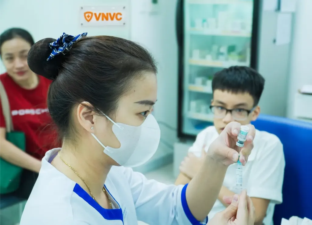 Hình minh họa: Dọn nhà, diệt muỗi, tiêm vaccine để ‘né’ sốt xuất huyết