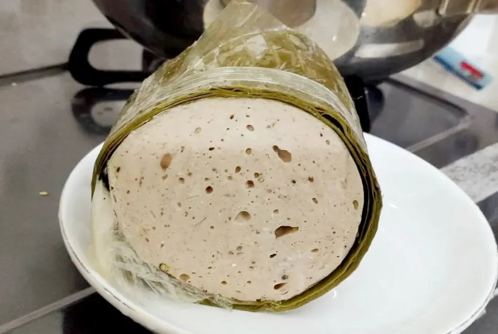 Hình minh họa: Nguy cơ từ lớp màng nilon bọc bên trong giò lụa – Báo VnExpress Cooking