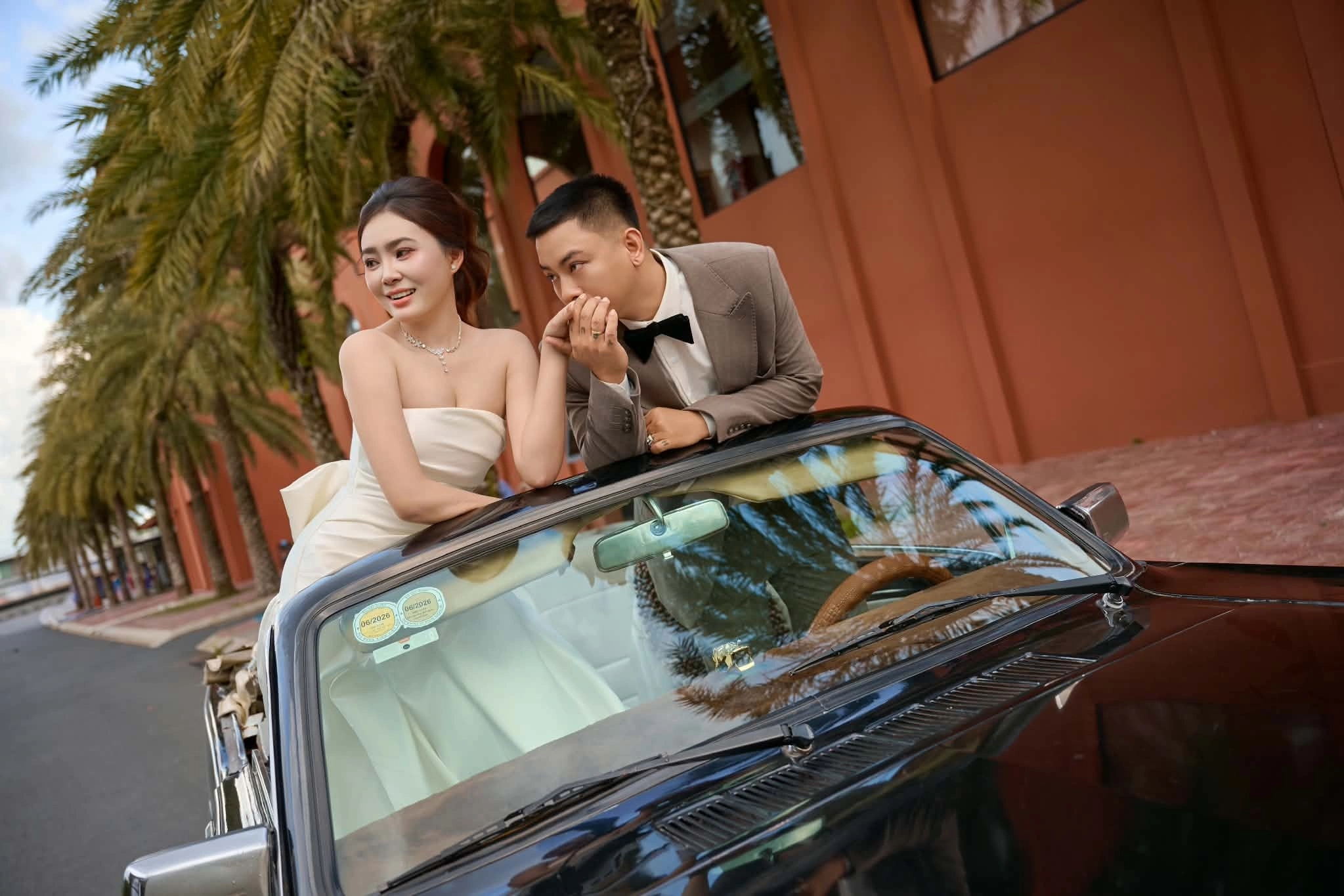 Hình minh họa: Hoài Lâm chụp ảnh cưới trên đường phố