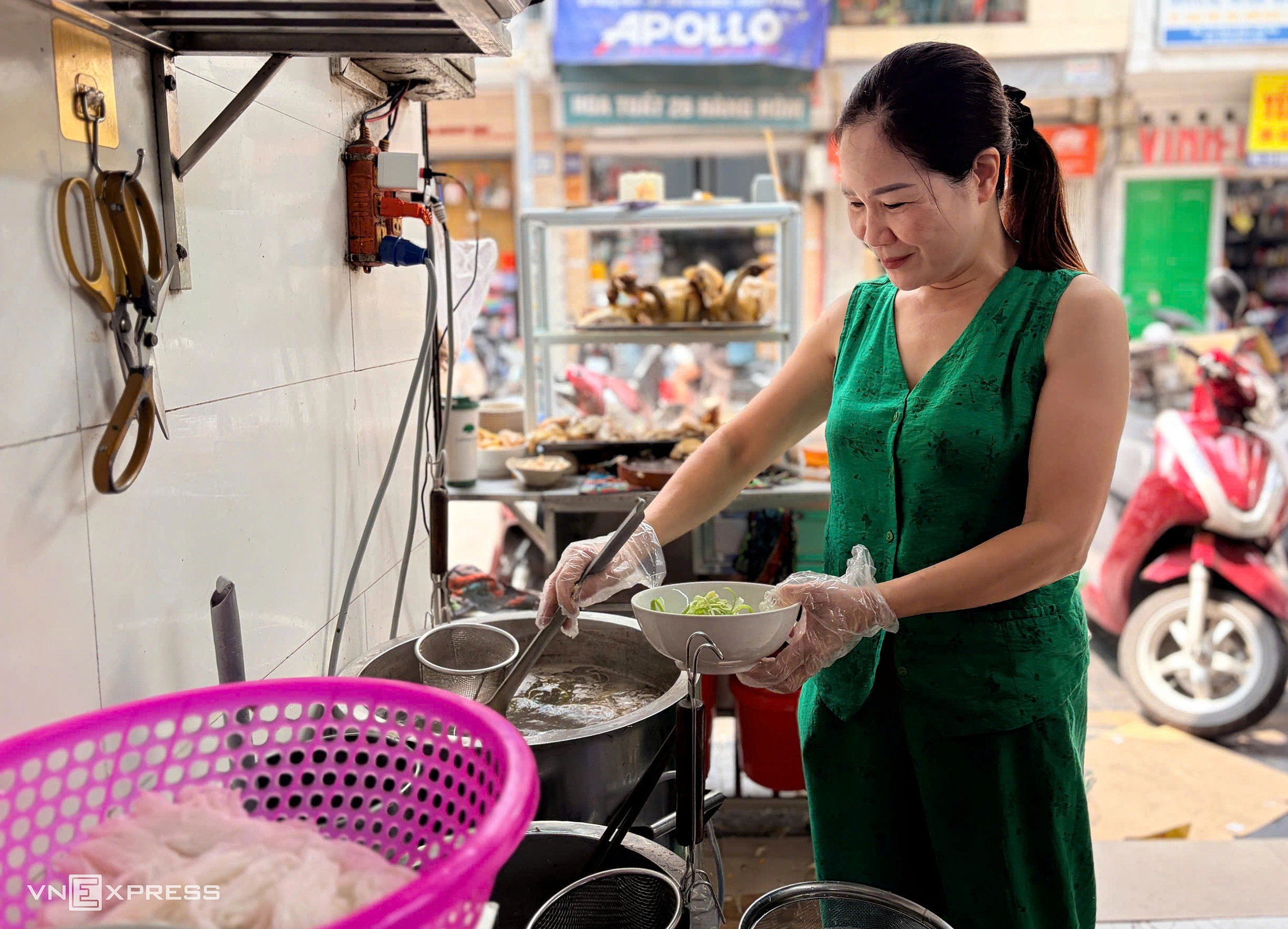 Hình minh họa: Quán phở gà Michelin chiều khách, bán giá linh hoạt