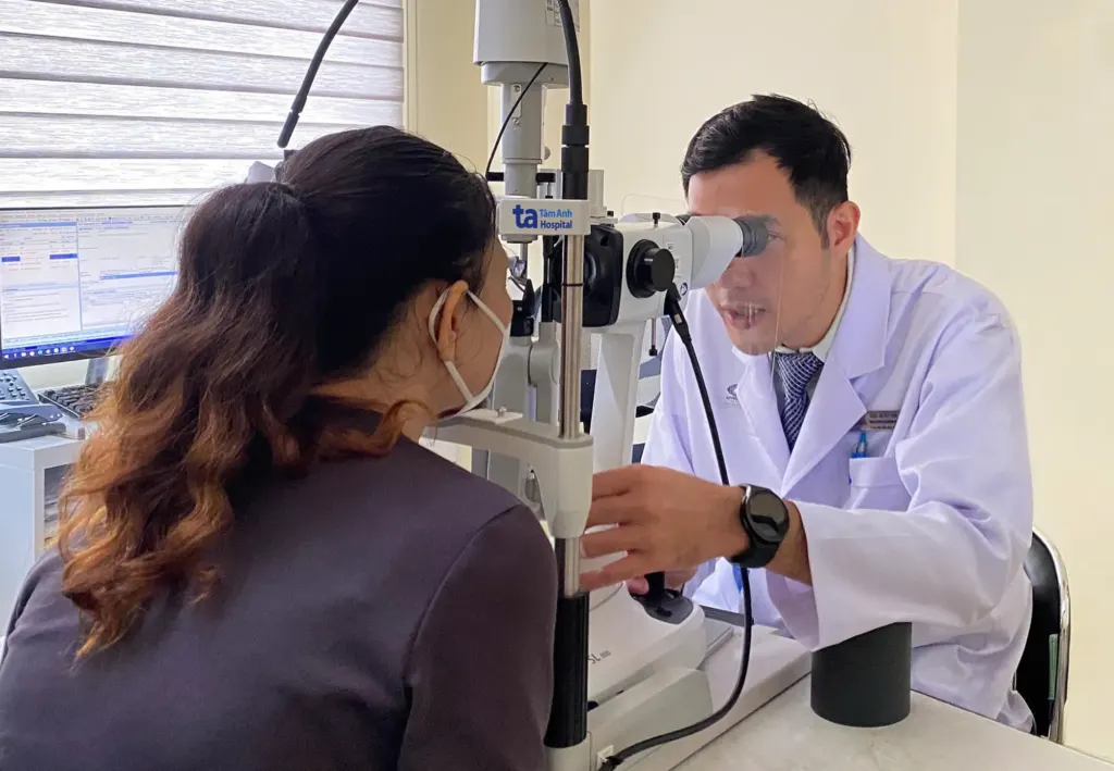 Hình minh họa: Nhiễm trùng răng lan đến hốc mắt gây giảm thị lực