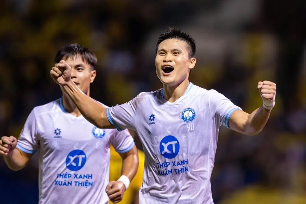 Hình minh họa: Phạm Tuấn Hải ghi bàn đầu tiên cho Nam Định