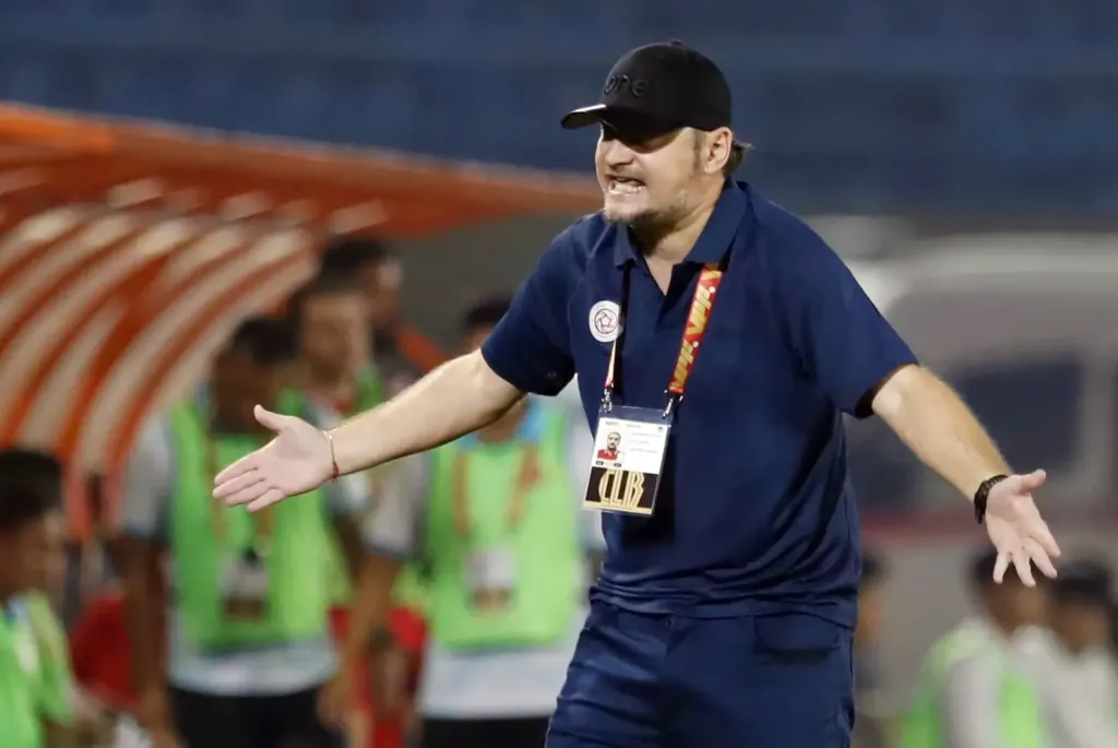 Hình minh họa: Trận đấu V-League ‘vỡ vụn’ vì VAR