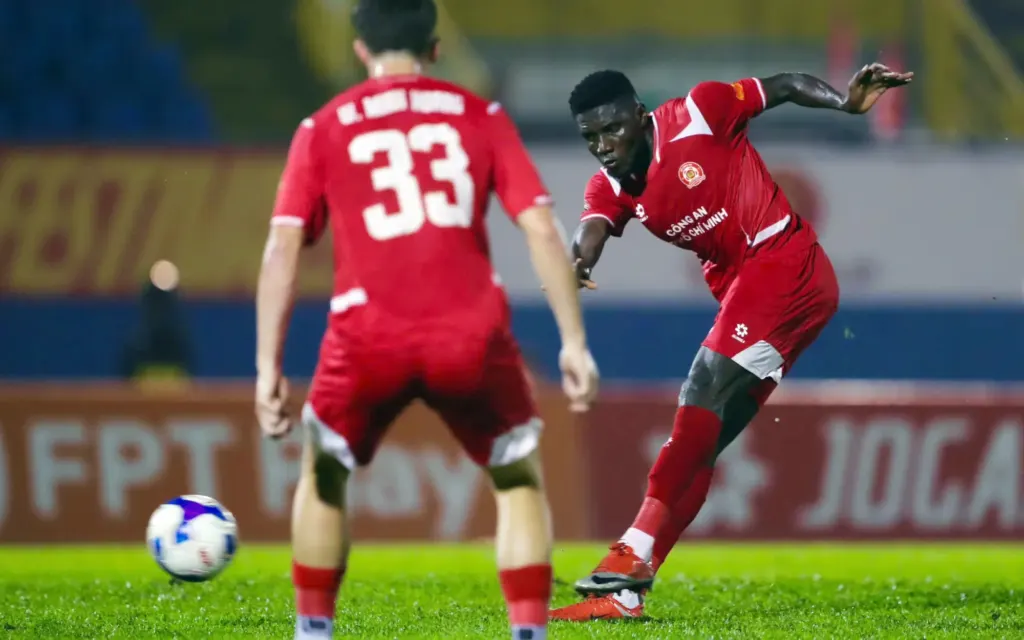 Hình minh họa: Trận đấu V-League ‘vỡ vụn’ vì VAR