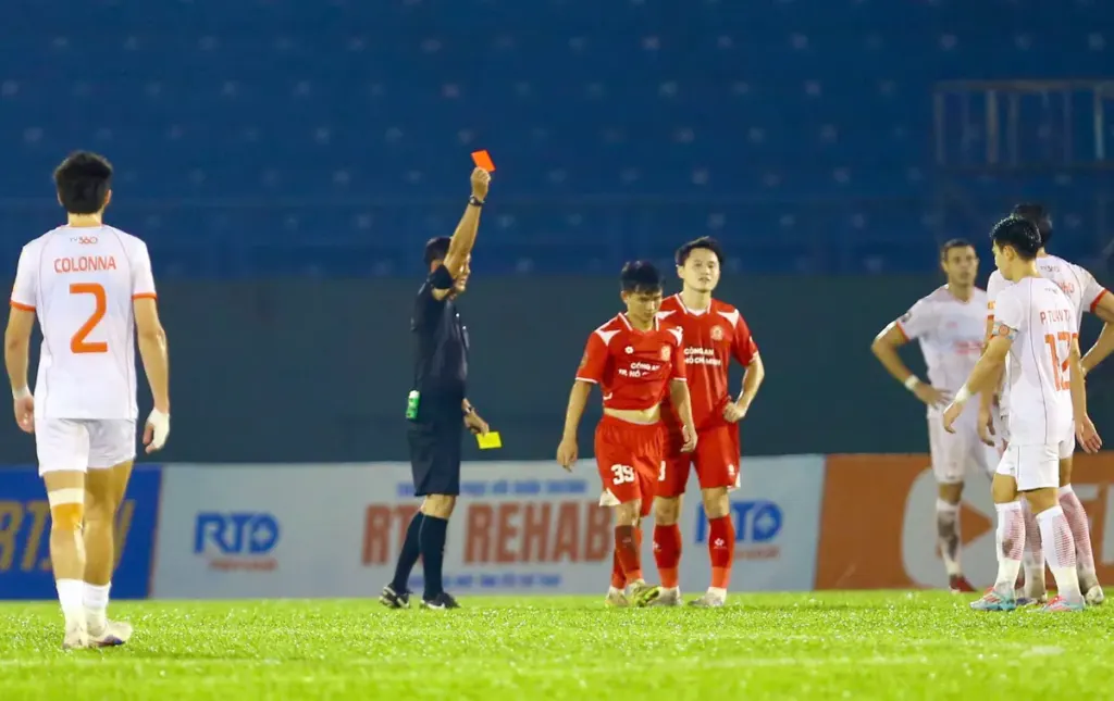 Hình minh họa: Trận đấu V-League ‘vỡ vụn’ vì VAR