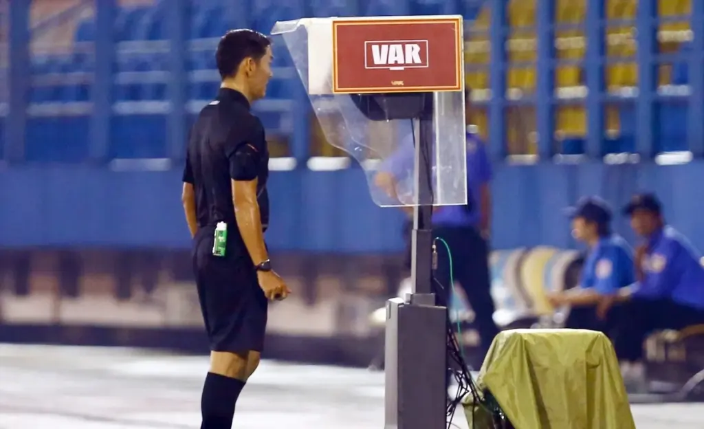 Hình minh họa: Trận đấu V-League ‘vỡ vụn’ vì VAR