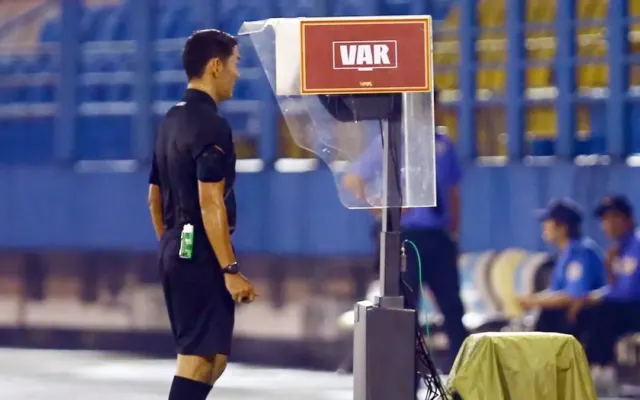 Trận đấu V-League ‘vỡ vụn’ vì VAR