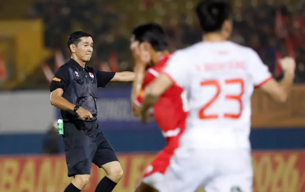 Hình minh họa: Trận đấu V-League ‘vỡ vụn’ vì VAR