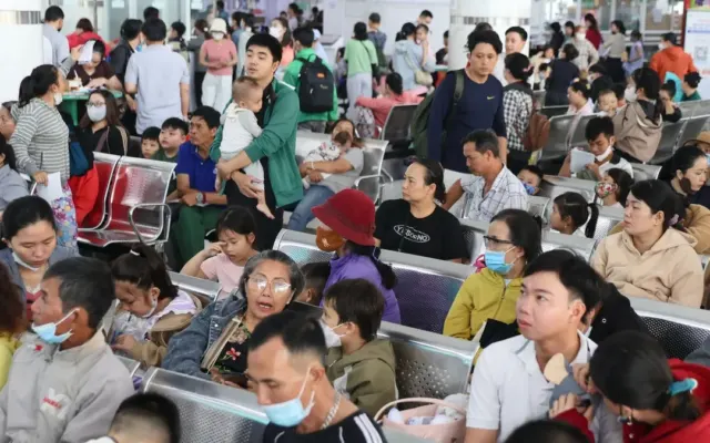 Hơn 4.000 trẻ khám mỗi ngày tại bệnh viện nhi ở TP HCM