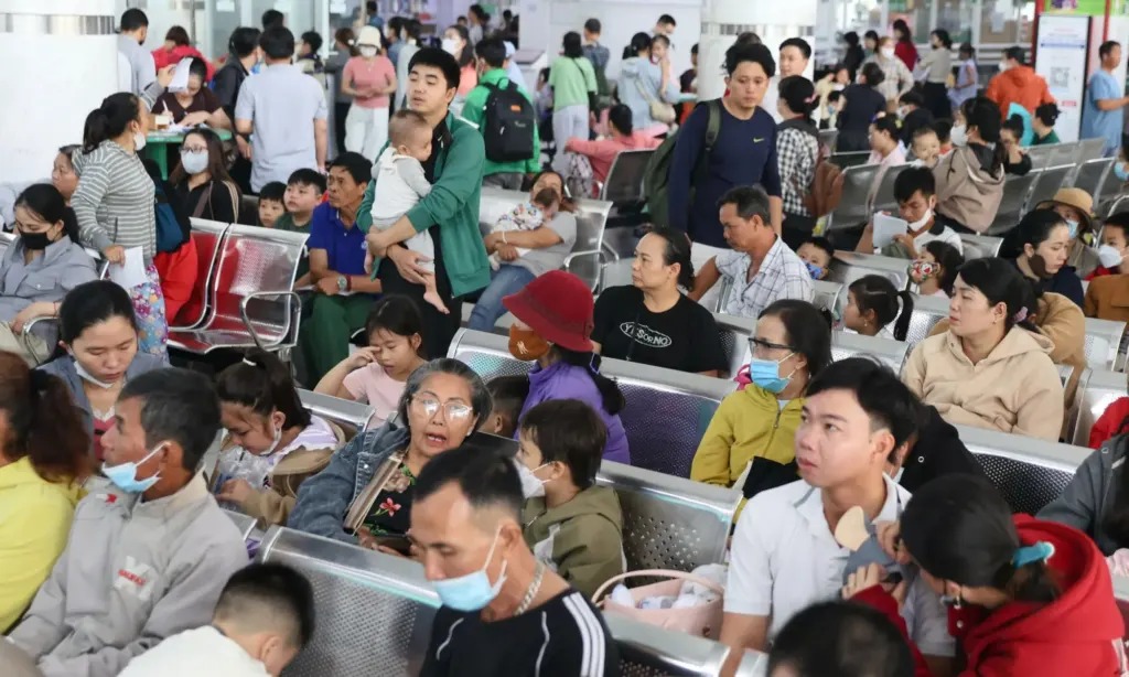 Hình minh họa: Hơn 4.000 trẻ khám mỗi ngày tại bệnh viện nhi ở TP HCM
