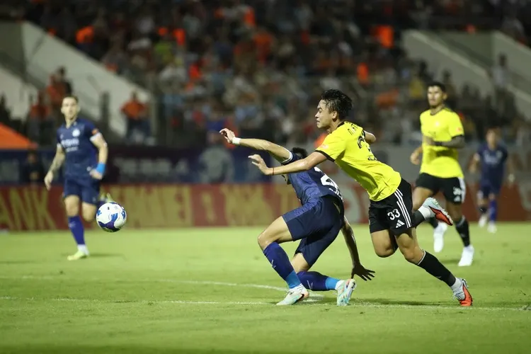 Hình minh họa: HLV Kewell nhận thẻ đỏ, trợ lý gọi trọng tài V-League là mafia