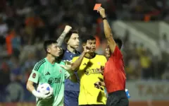 HLV Kewell nhận thẻ đỏ, trợ lý gọi trọng tài V-League là mafia