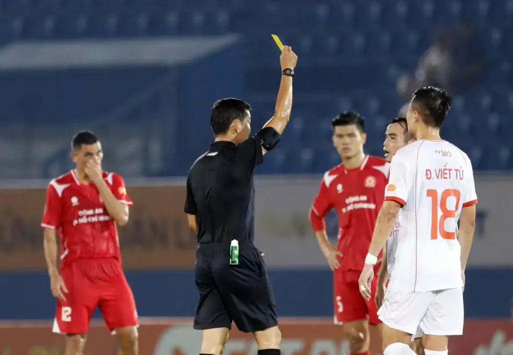 Hình minh họa: Trận đấu V-League ‘vỡ vụn’ vì VAR