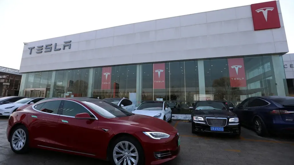Hình minh họa: Lợi nhuận Tesla giảm gần một nửa