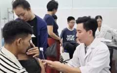 Phụ huynh đổ xô đưa con tiêm vaccine não mô cầu
