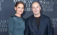 Katie Holmes quấn quýt họa sĩ Mỹ