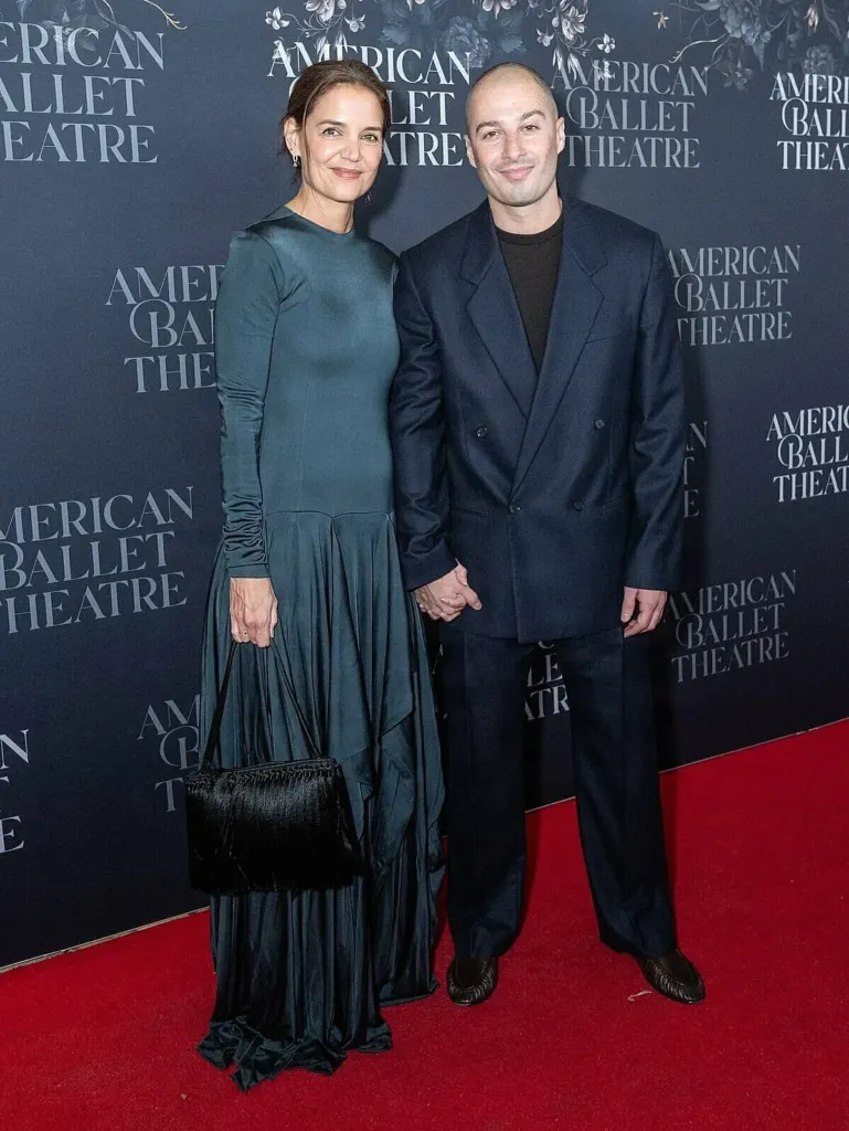 Hình minh họa: Katie Holmes quấn quýt họa sĩ Mỹ