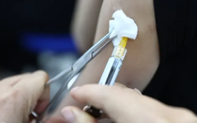 Cúm đang tăng, tiêm vaccine cho trẻ có còn kịp?