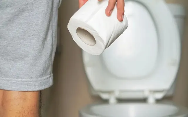 Nước tiểu vàng đậm, mùi nồng vào buổi sáng có bất thường?