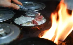Bánh xèo củi trong hẻm sâu hút khách tại TP HCM