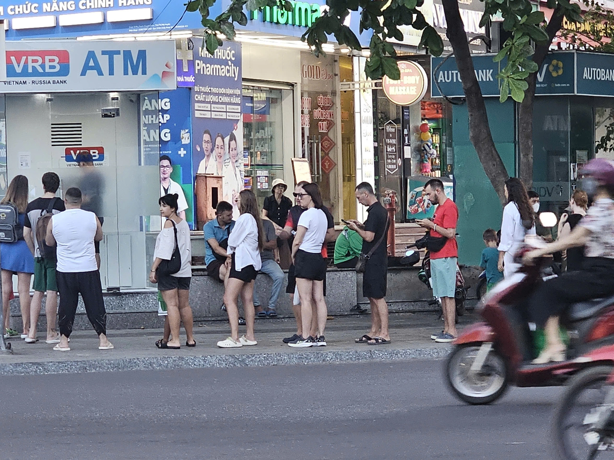 Hình minh họa: Khách Nga xếp hàng rút tiền ở cây ATM Nha Trang
