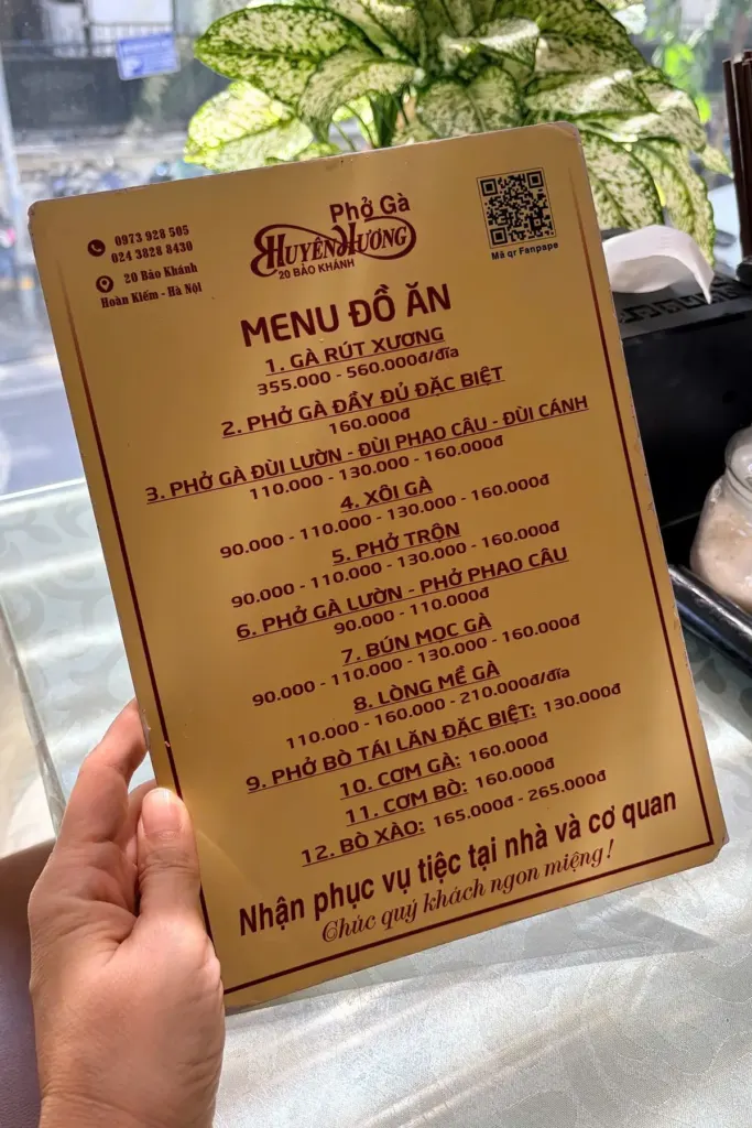 Hình minh họa: Phở gà 160.000 đồng hút khách ở phố cổ Hà Nội