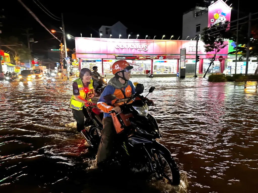 Hình minh họa: Lội nước triều cường cứu hộ xe chết máy trong đêm