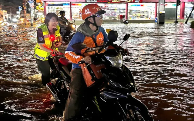 Lội nước triều cường cứu hộ xe chết máy trong đêm