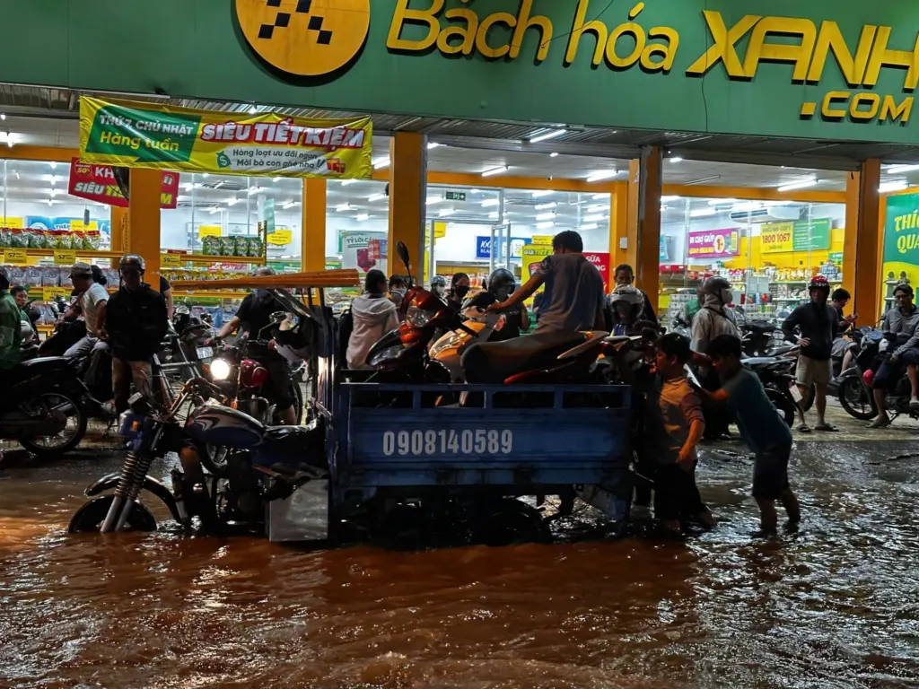 Hình minh họa: Lội nước triều cường cứu hộ xe chết máy trong đêm