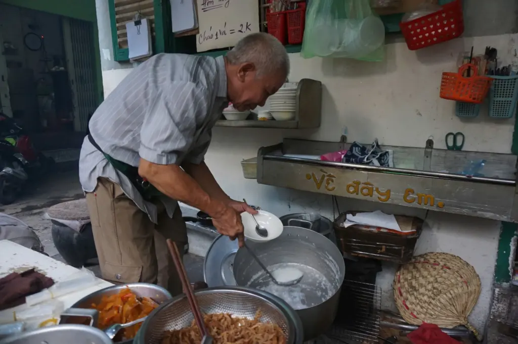 Hình minh họa: Quán cháo giá 2 nghìn đồng mở bán sau ba tháng đóng cửa