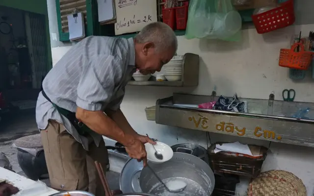 Quán cháo giá 2 nghìn đồng mở bán sau ba tháng đóng cửa